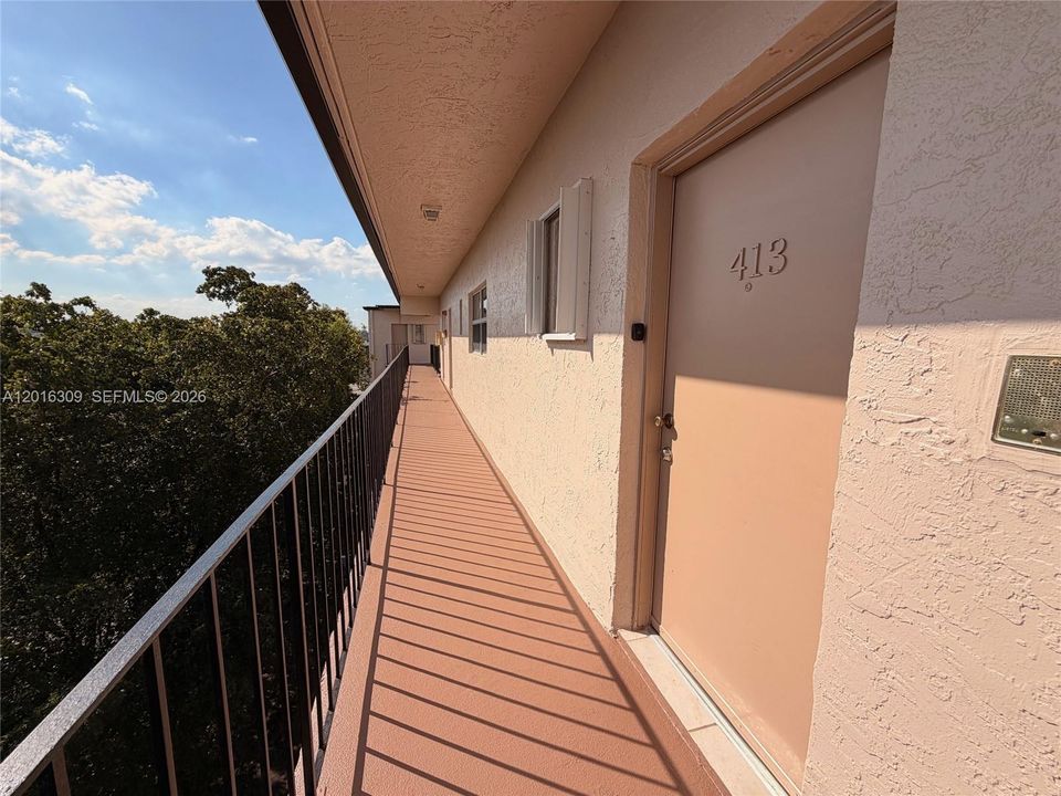Active With Contract: $1,800 (1 beds, 1 baths, 864 Square Feet)