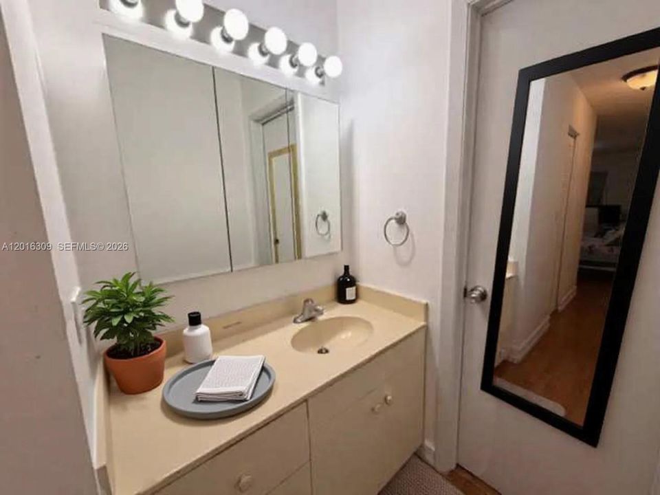 Active With Contract: $1,800 (1 beds, 1 baths, 864 Square Feet)