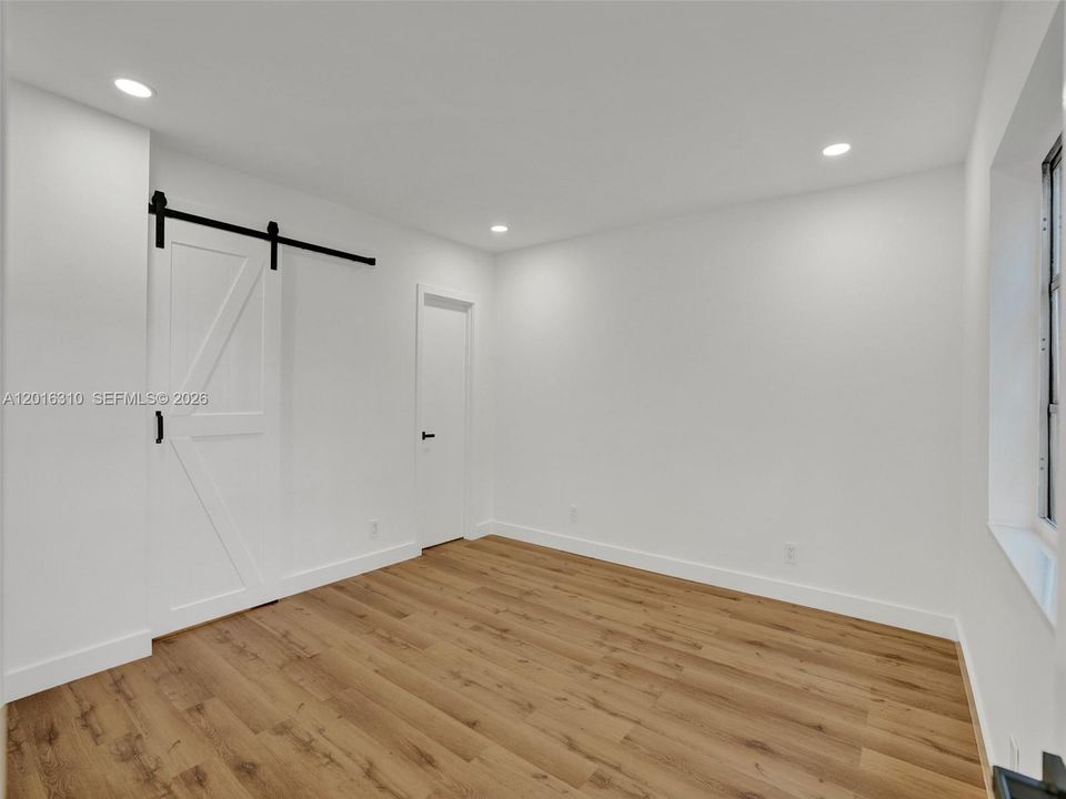 Active With Contract: $1,700 (1 beds, 1 baths, 685 Square Feet)