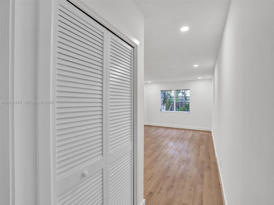 Active With Contract: $1,700 (1 beds, 1 baths, 685 Square Feet)