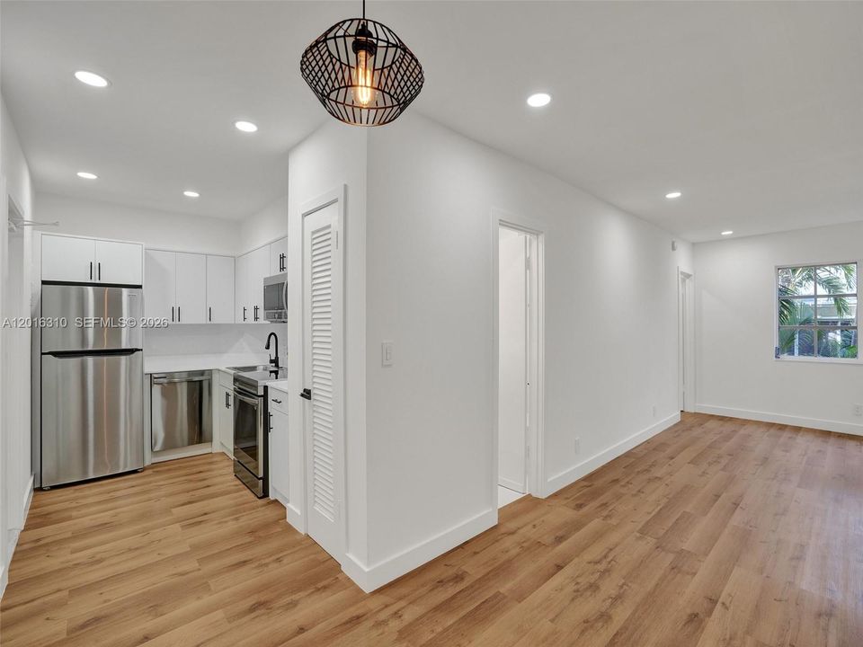 Active With Contract: $1,700 (1 beds, 1 baths, 685 Square Feet)