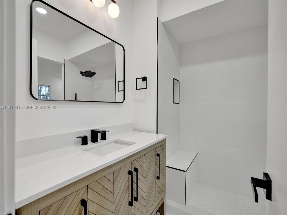 Active With Contract: $1,700 (1 beds, 1 baths, 685 Square Feet)