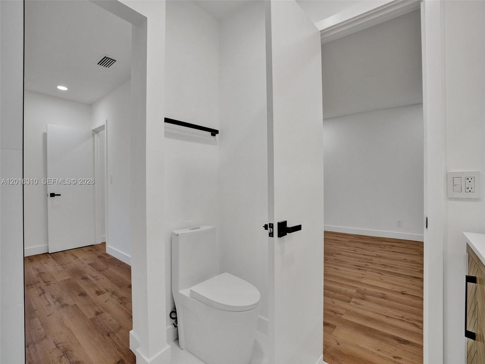 Active With Contract: $1,700 (1 beds, 1 baths, 685 Square Feet)