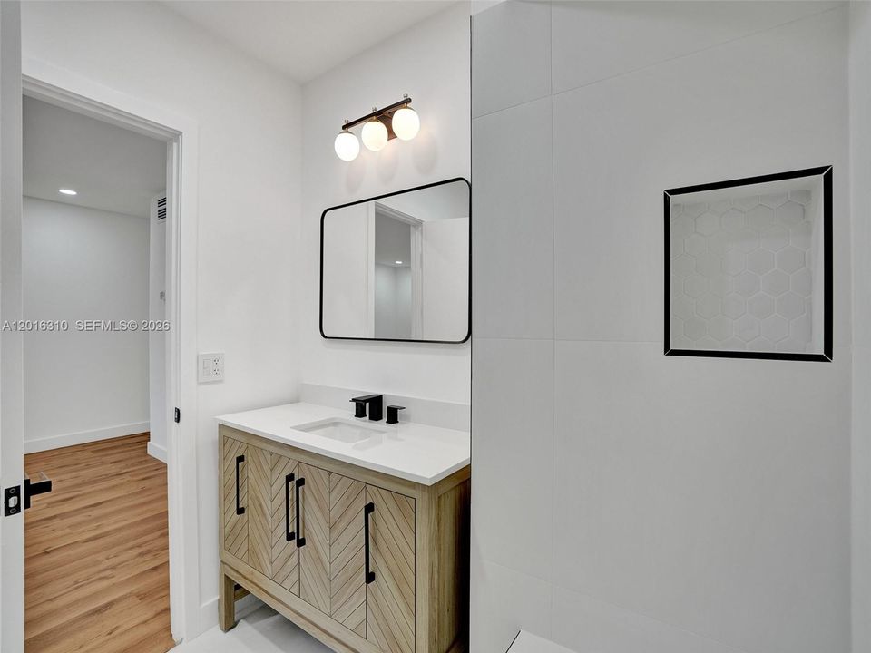 Active With Contract: $1,700 (1 beds, 1 baths, 685 Square Feet)