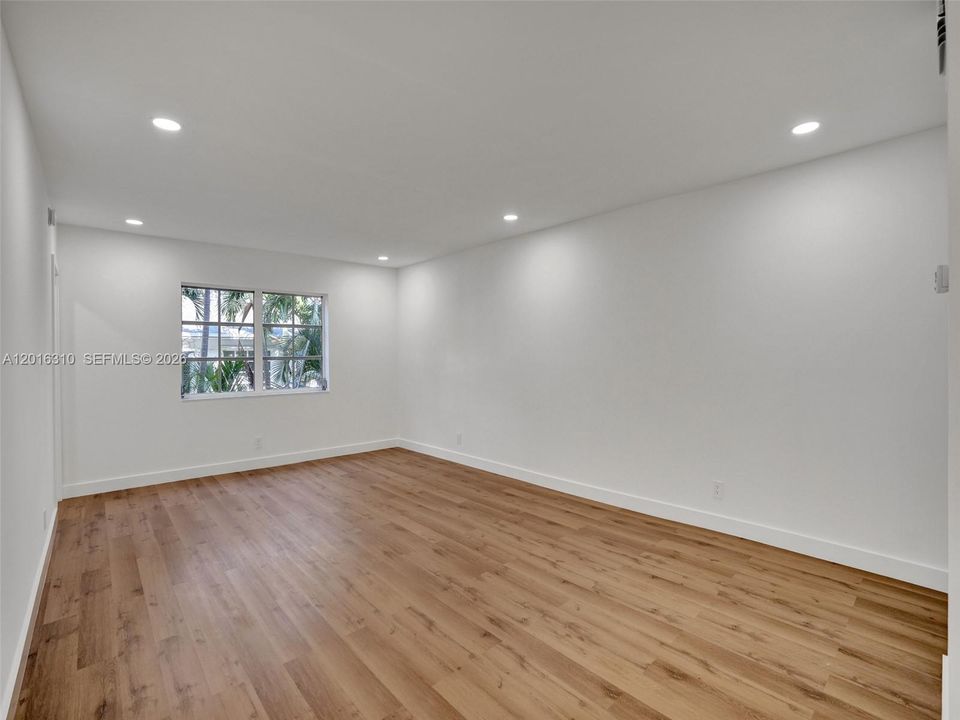 Active With Contract: $1,700 (1 beds, 1 baths, 685 Square Feet)