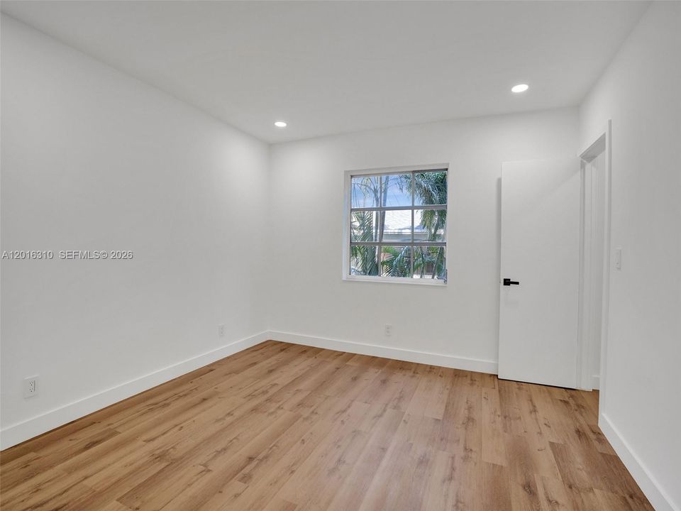Active With Contract: $1,700 (1 beds, 1 baths, 685 Square Feet)