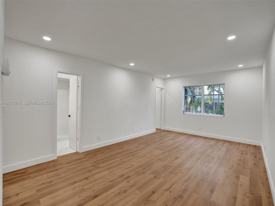 Active With Contract: $1,700 (1 beds, 1 baths, 685 Square Feet)