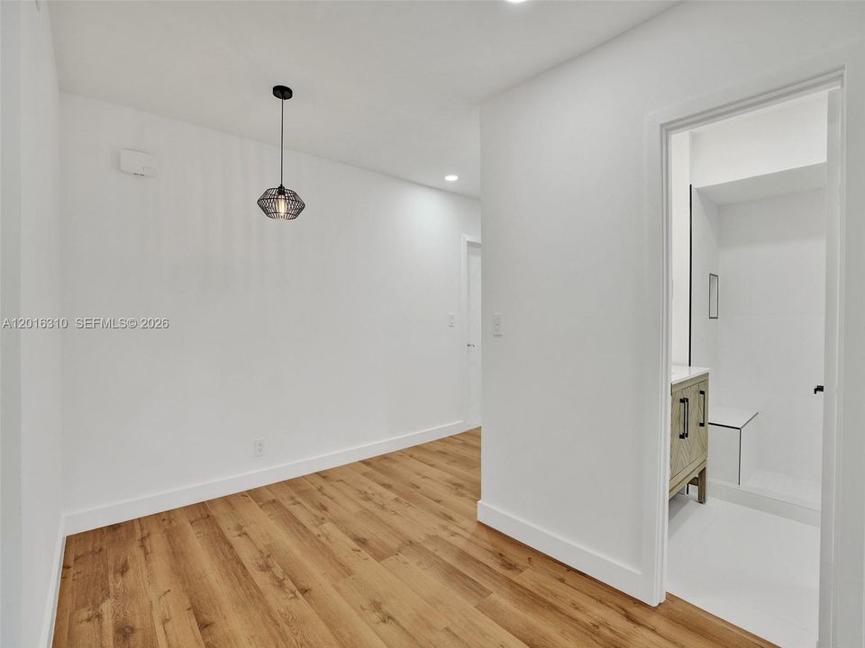 Active With Contract: $1,700 (1 beds, 1 baths, 685 Square Feet)