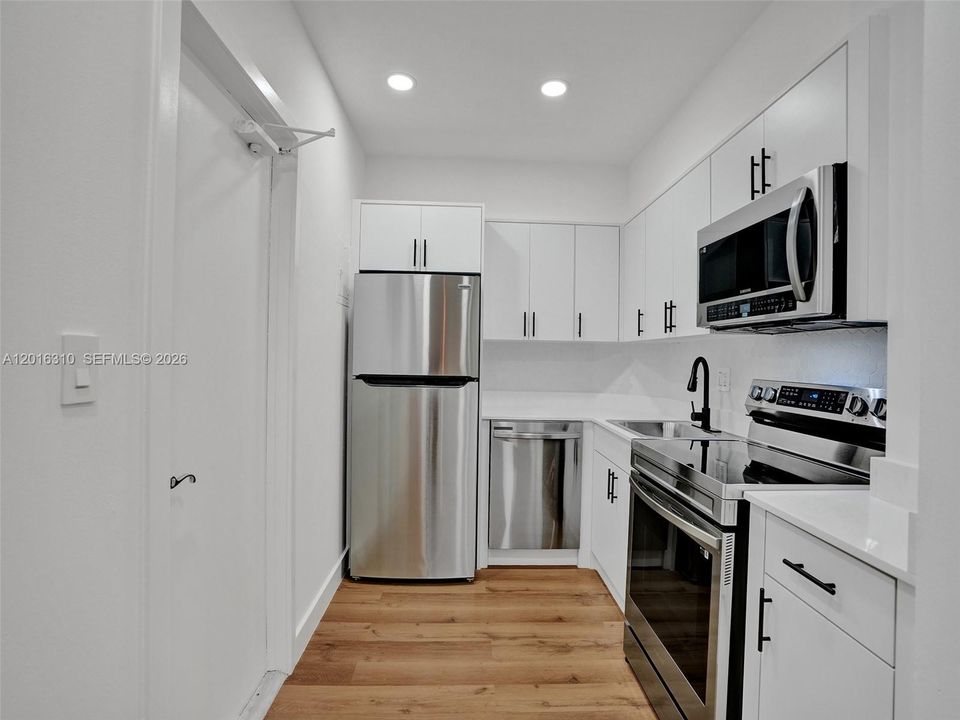 Active With Contract: $1,700 (1 beds, 1 baths, 685 Square Feet)
