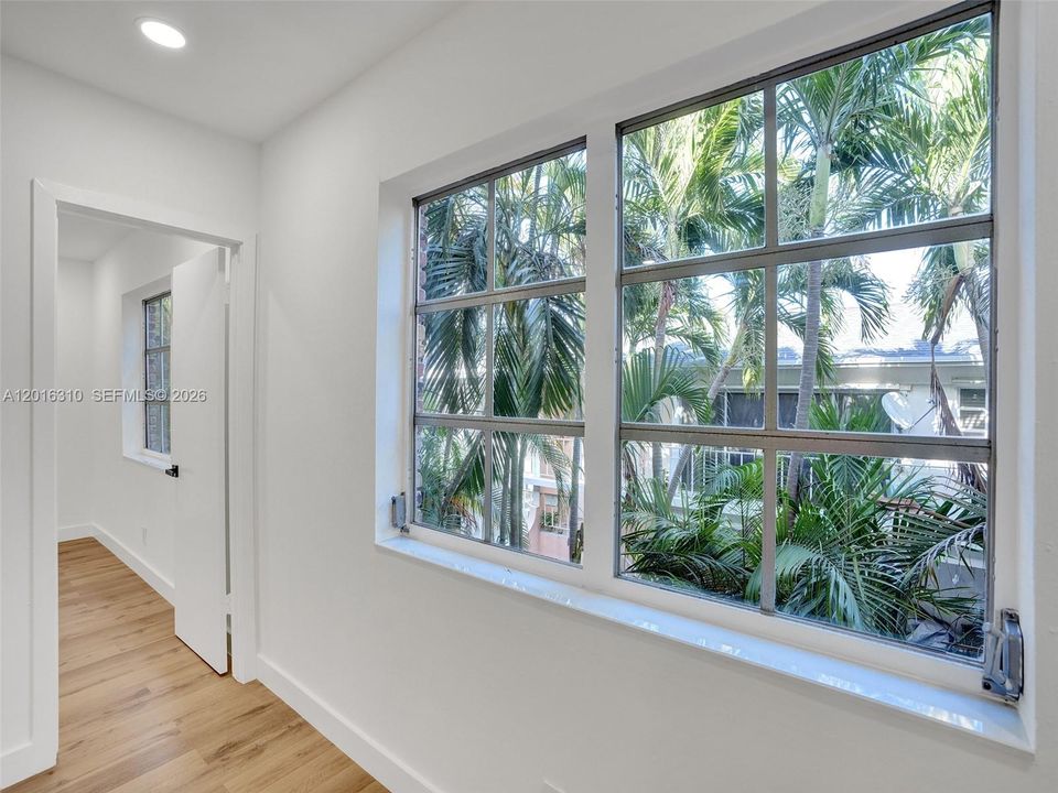 Active With Contract: $1,700 (1 beds, 1 baths, 685 Square Feet)