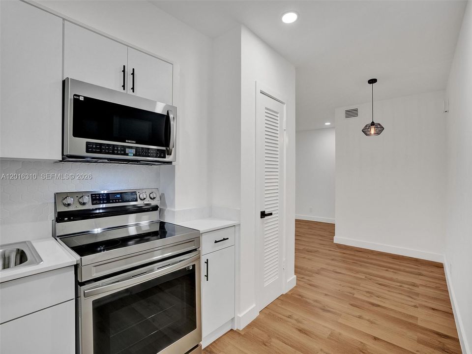 Active With Contract: $1,700 (1 beds, 1 baths, 685 Square Feet)