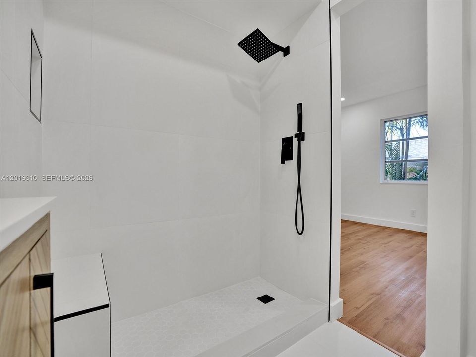 Active With Contract: $1,700 (1 beds, 1 baths, 685 Square Feet)