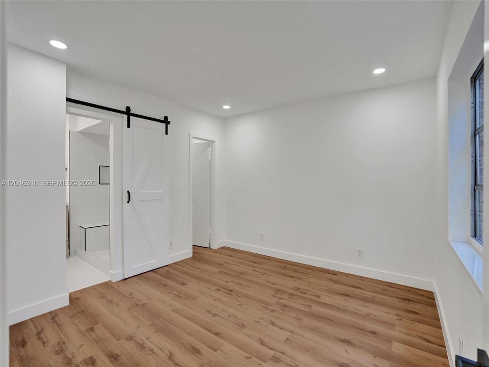 Active With Contract: $1,700 (1 beds, 1 baths, 685 Square Feet)