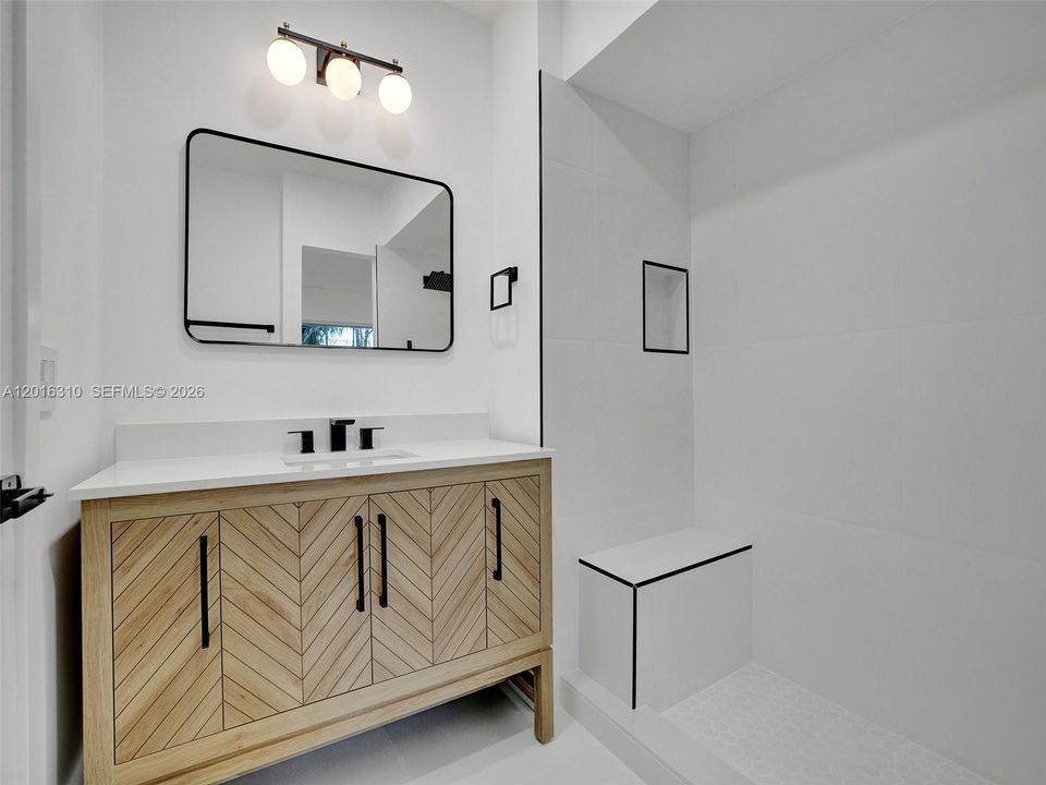 Active With Contract: $1,700 (1 beds, 1 baths, 685 Square Feet)