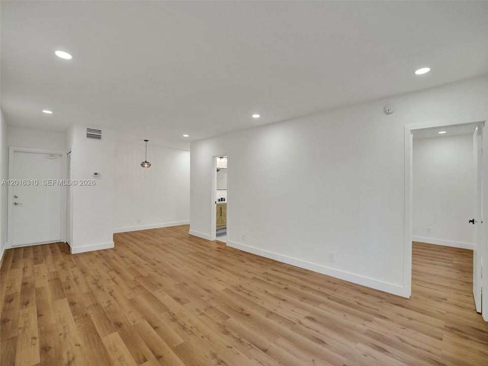 Active With Contract: $1,700 (1 beds, 1 baths, 685 Square Feet)