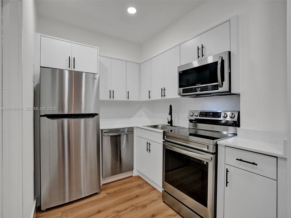 Active With Contract: $1,700 (1 beds, 1 baths, 685 Square Feet)