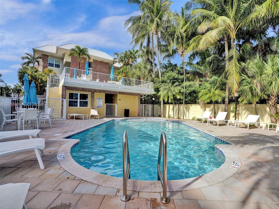 Active With Contract: $1,700 (1 beds, 1 baths, 685 Square Feet)