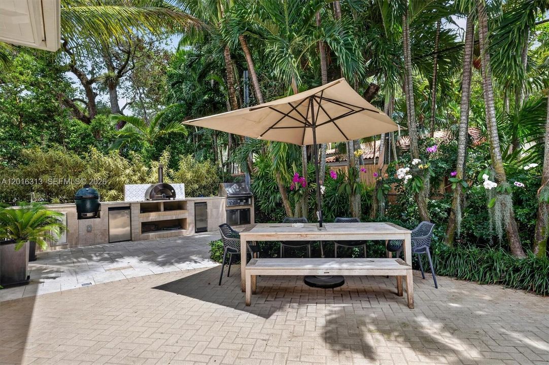 For Sale: $3,620,000 (3 beds, 3 baths, 2721 Square Feet)