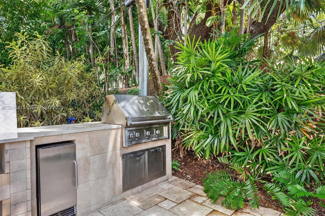 For Sale: $3,620,000 (3 beds, 3 baths, 2721 Square Feet)