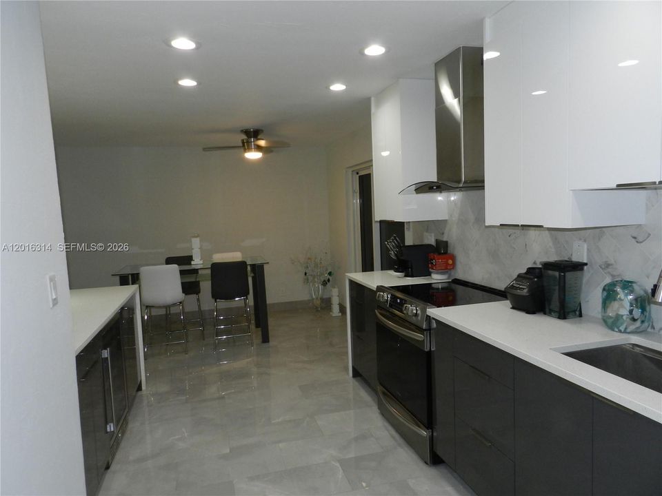 For Sale: $589,000 (2 beds, 2 baths, 1199 Square Feet)