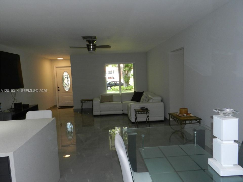 For Sale: $589,000 (2 beds, 2 baths, 1199 Square Feet)