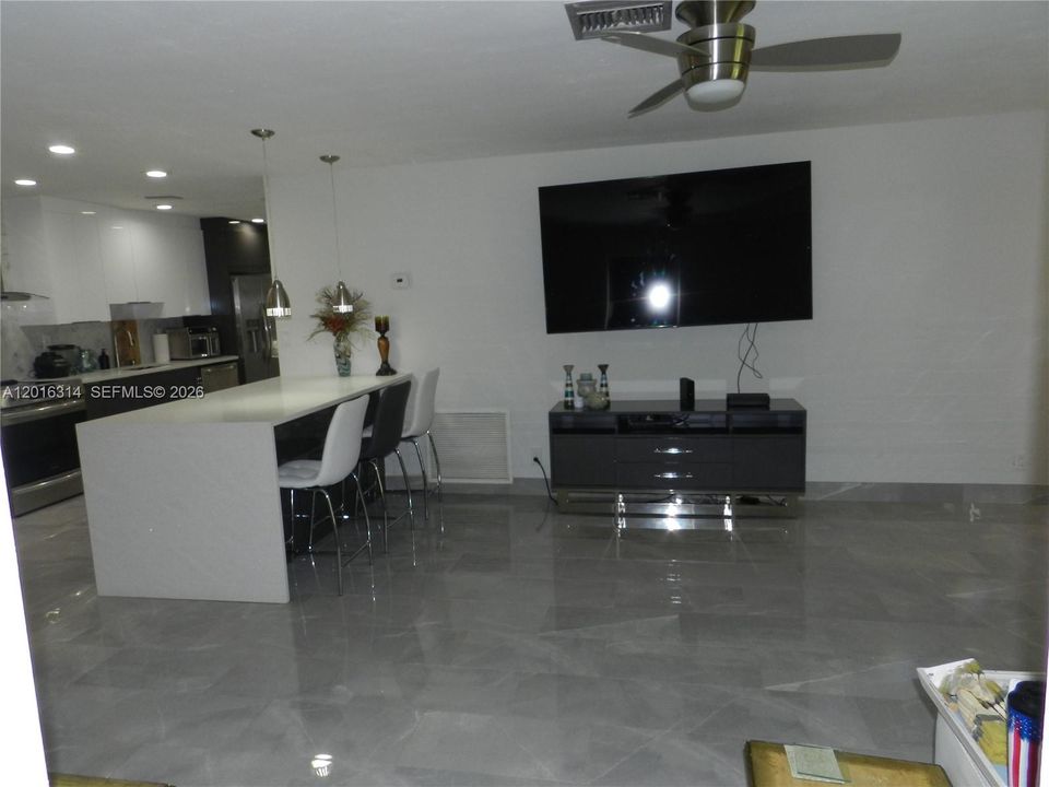 For Sale: $589,000 (2 beds, 2 baths, 1199 Square Feet)