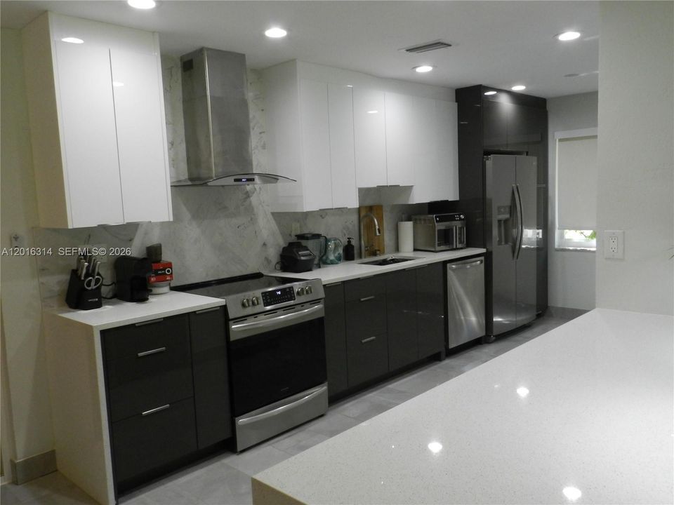 For Sale: $589,000 (2 beds, 2 baths, 1199 Square Feet)