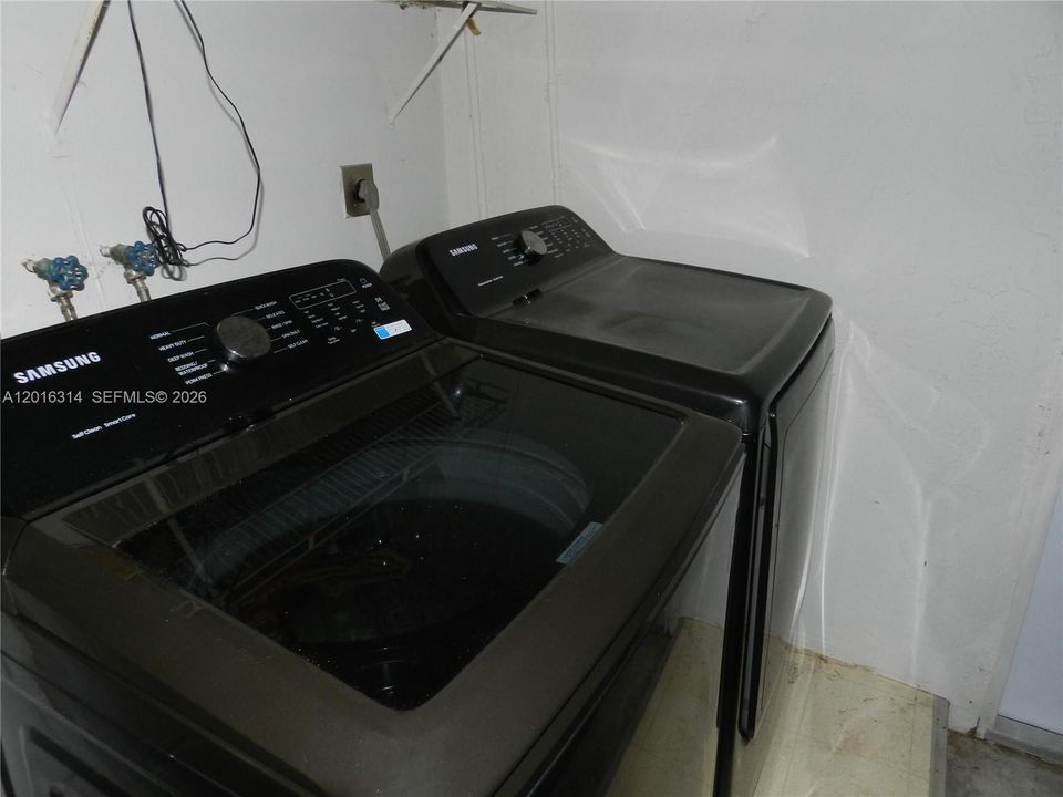 For Sale: $589,000 (2 beds, 2 baths, 1199 Square Feet)