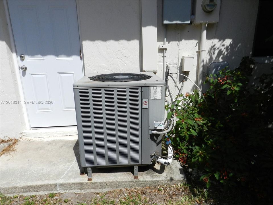 For Sale: $589,000 (2 beds, 2 baths, 1199 Square Feet)