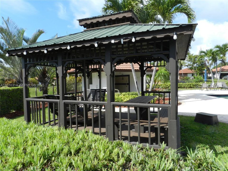 For Sale: $589,000 (2 beds, 2 baths, 1199 Square Feet)