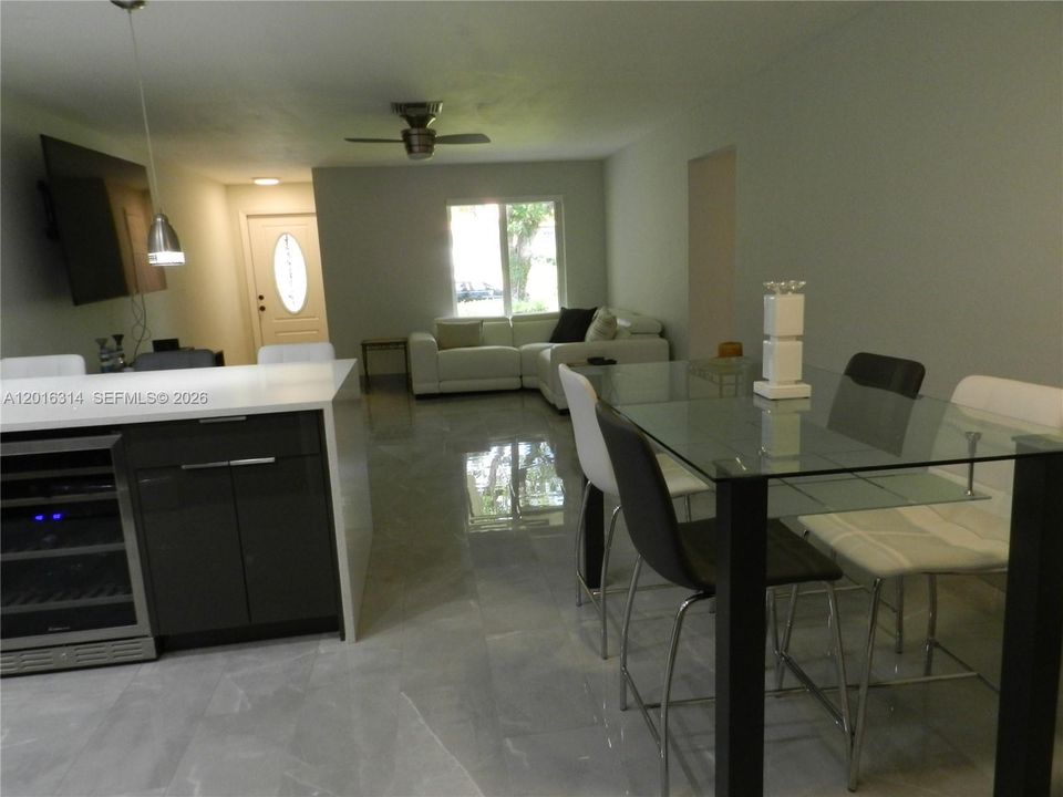 For Sale: $589,000 (2 beds, 2 baths, 1199 Square Feet)