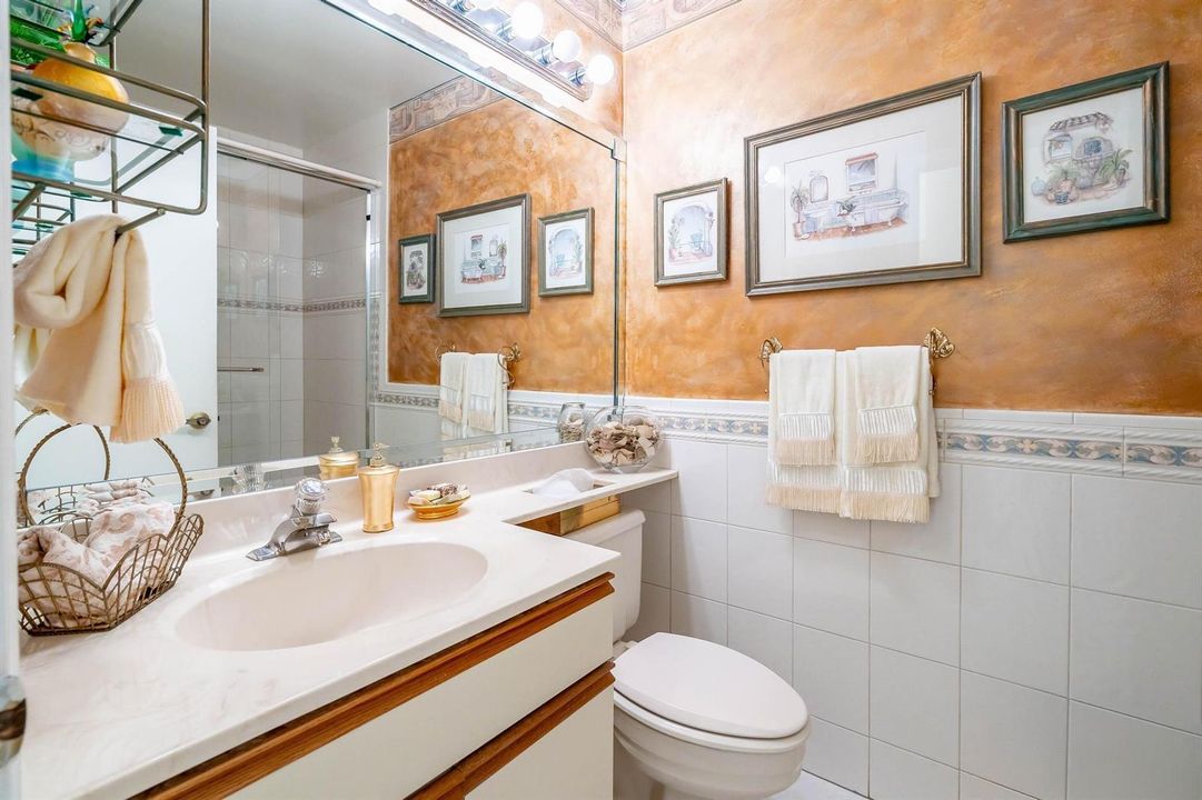 Ground Level Bathroom w Shower