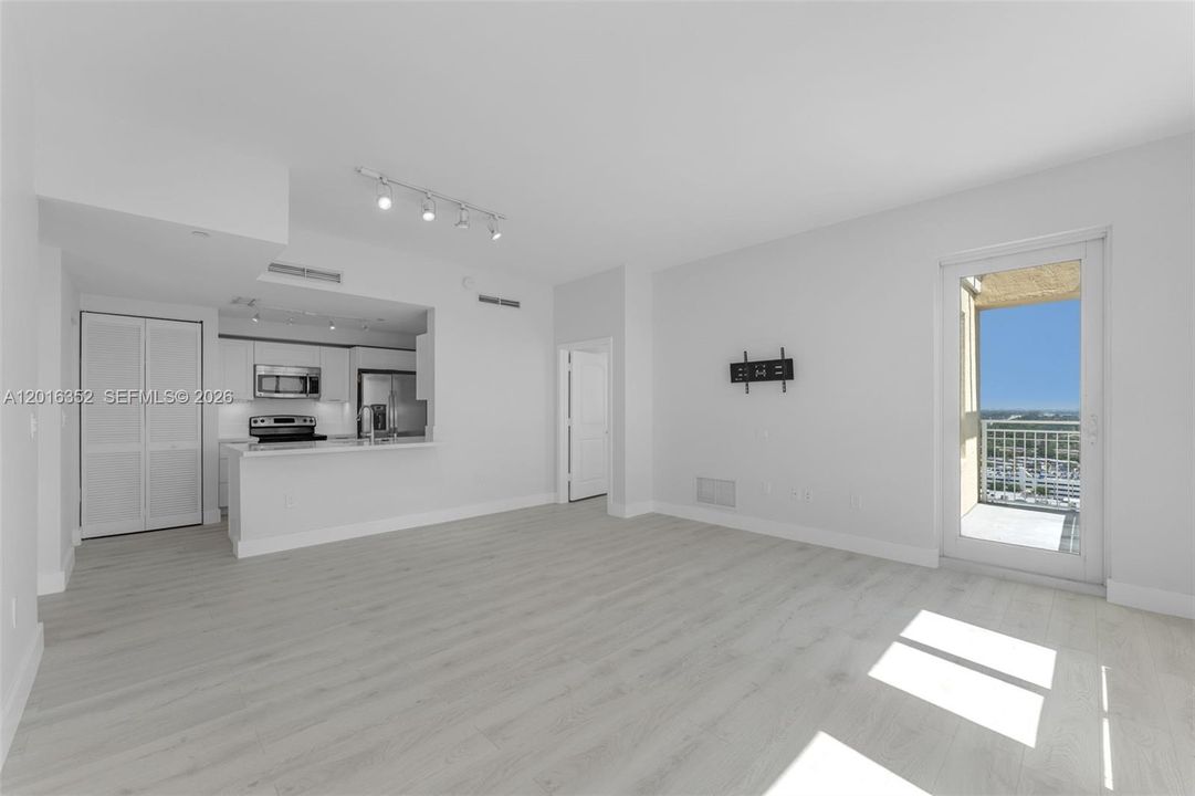 Active With Contract: $450,000 (2 beds, 2 baths, 1155 Square Feet)