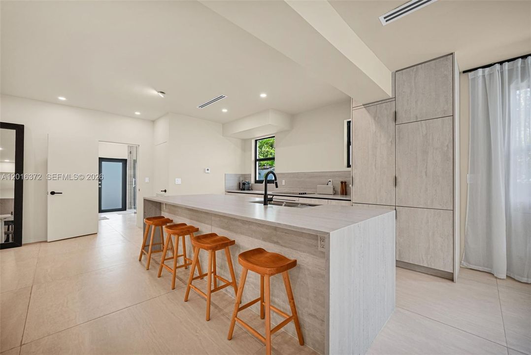 For Rent: $7,250 (5 beds, 3 baths, 2091 Square Feet)