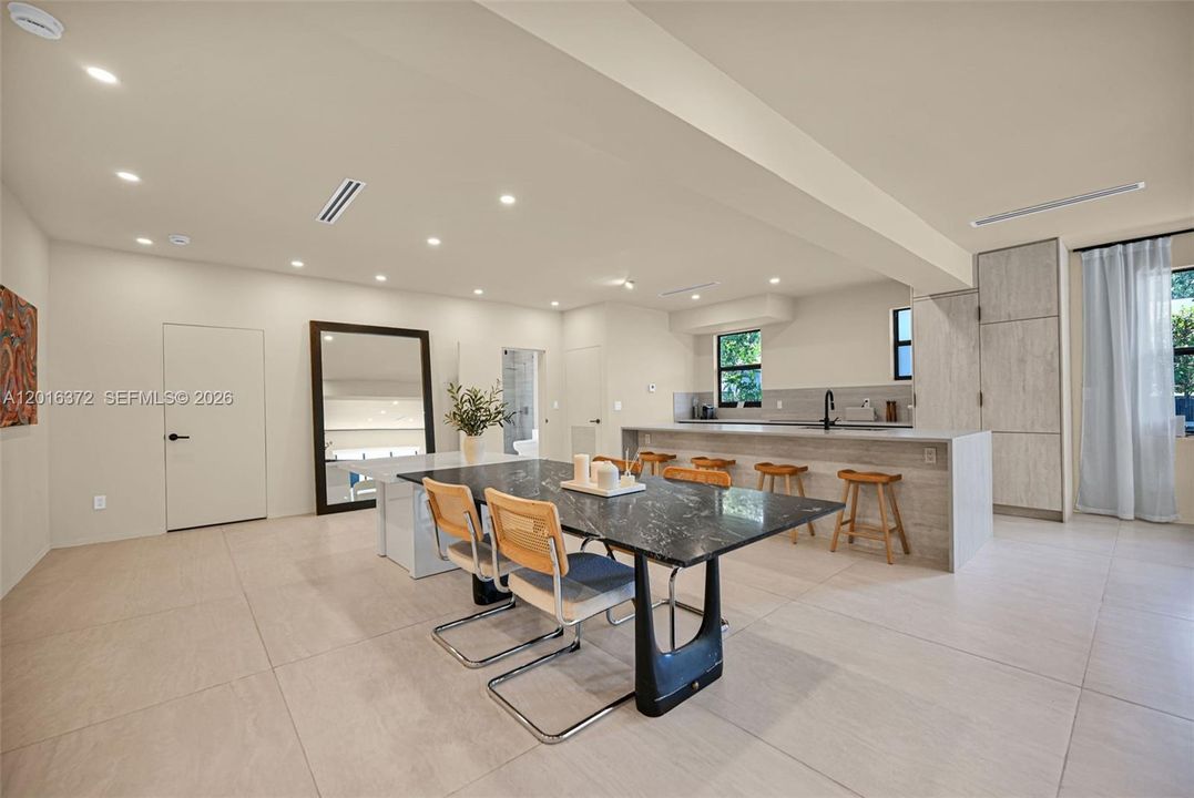 For Rent: $7,250 (5 beds, 3 baths, 2091 Square Feet)