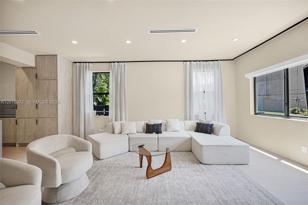 For Rent: $7,250 (5 beds, 3 baths, 2091 Square Feet)