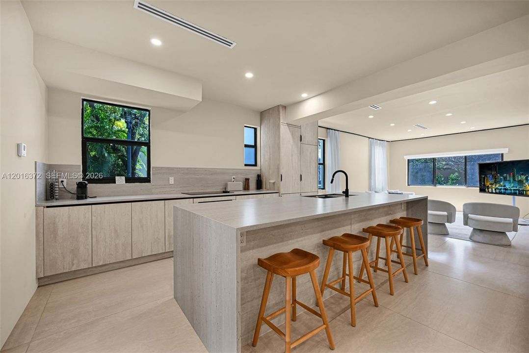 For Rent: $7,250 (5 beds, 3 baths, 2091 Square Feet)