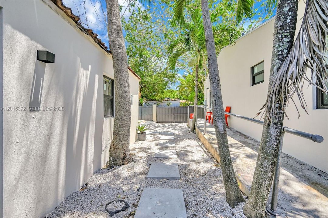 For Rent: $7,250 (5 beds, 3 baths, 2091 Square Feet)