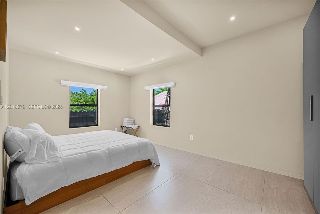 For Rent: $7,250 (5 beds, 3 baths, 2091 Square Feet)