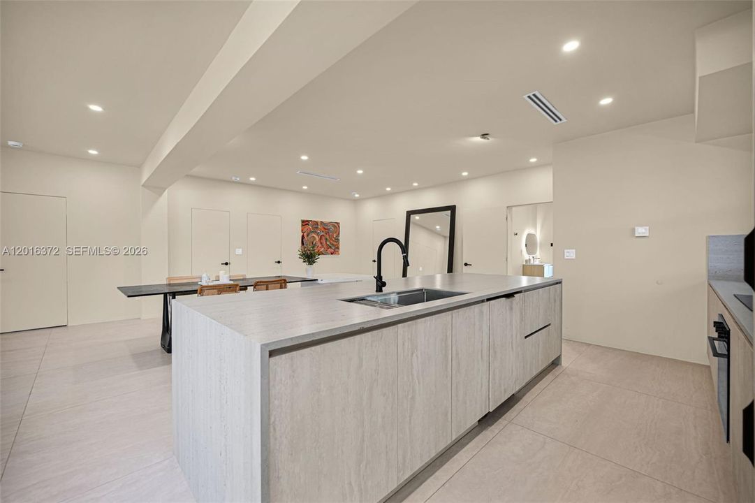 For Rent: $7,250 (5 beds, 3 baths, 2091 Square Feet)