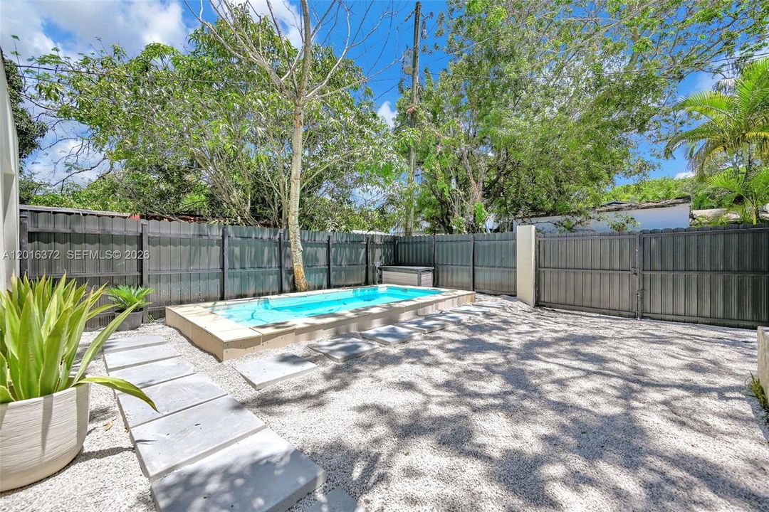 For Rent: $7,250 (5 beds, 3 baths, 2091 Square Feet)