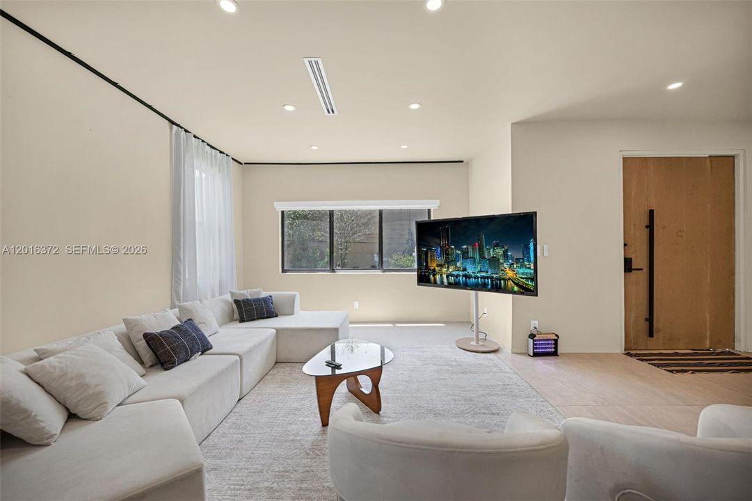 For Rent: $7,250 (5 beds, 3 baths, 2091 Square Feet)