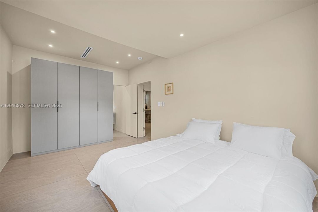 For Rent: $7,250 (5 beds, 3 baths, 2091 Square Feet)