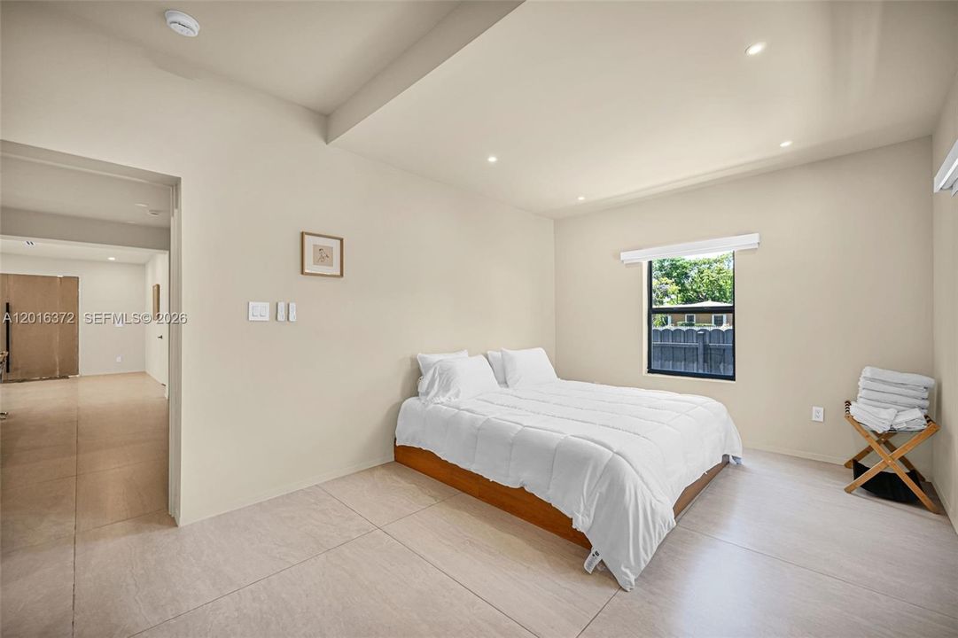 For Rent: $7,250 (5 beds, 3 baths, 2091 Square Feet)