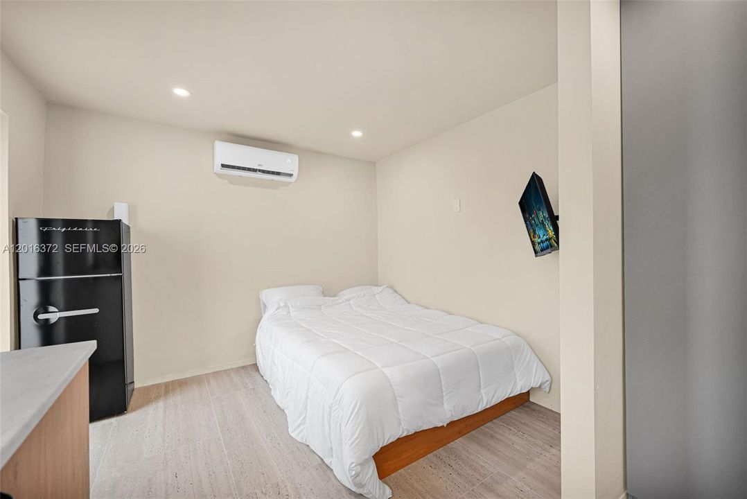 For Rent: $7,250 (5 beds, 3 baths, 2091 Square Feet)