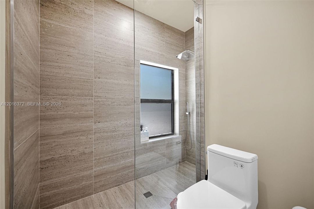 For Rent: $7,250 (5 beds, 3 baths, 2091 Square Feet)