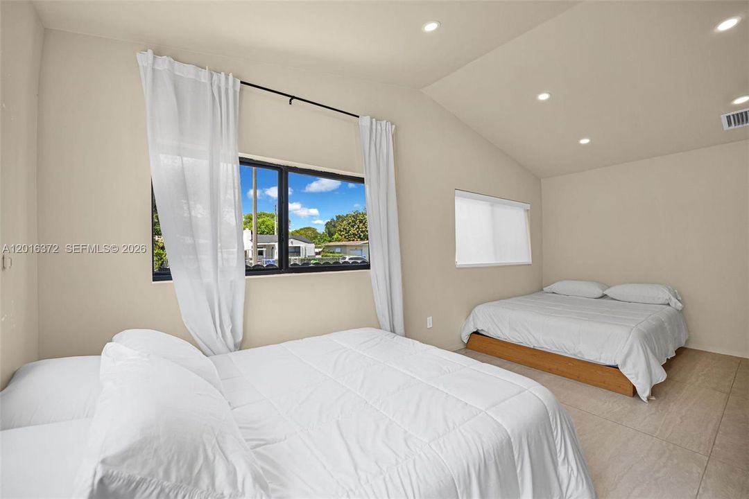 For Rent: $7,250 (5 beds, 3 baths, 2091 Square Feet)