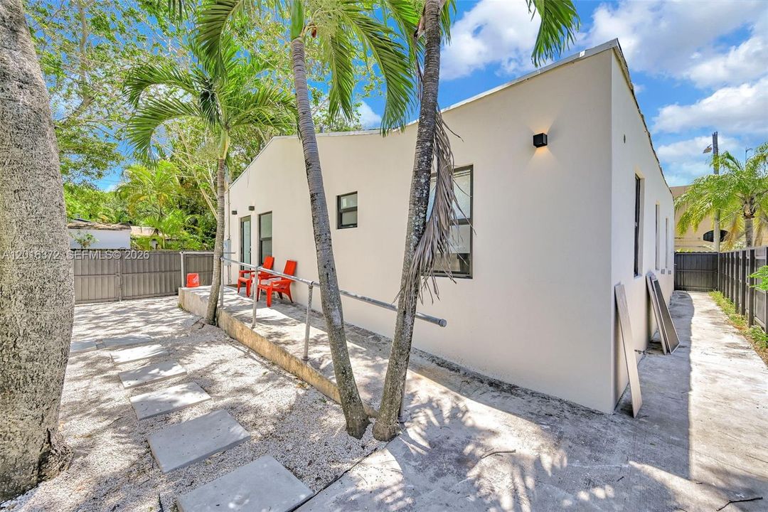 For Rent: $7,250 (5 beds, 3 baths, 2091 Square Feet)