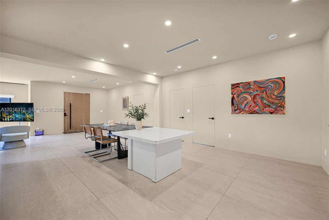 For Rent: $7,250 (5 beds, 3 baths, 2091 Square Feet)