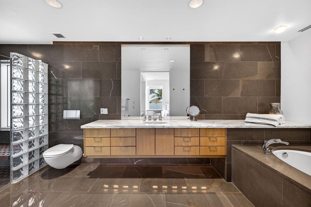 Upper guest room ensuite bath